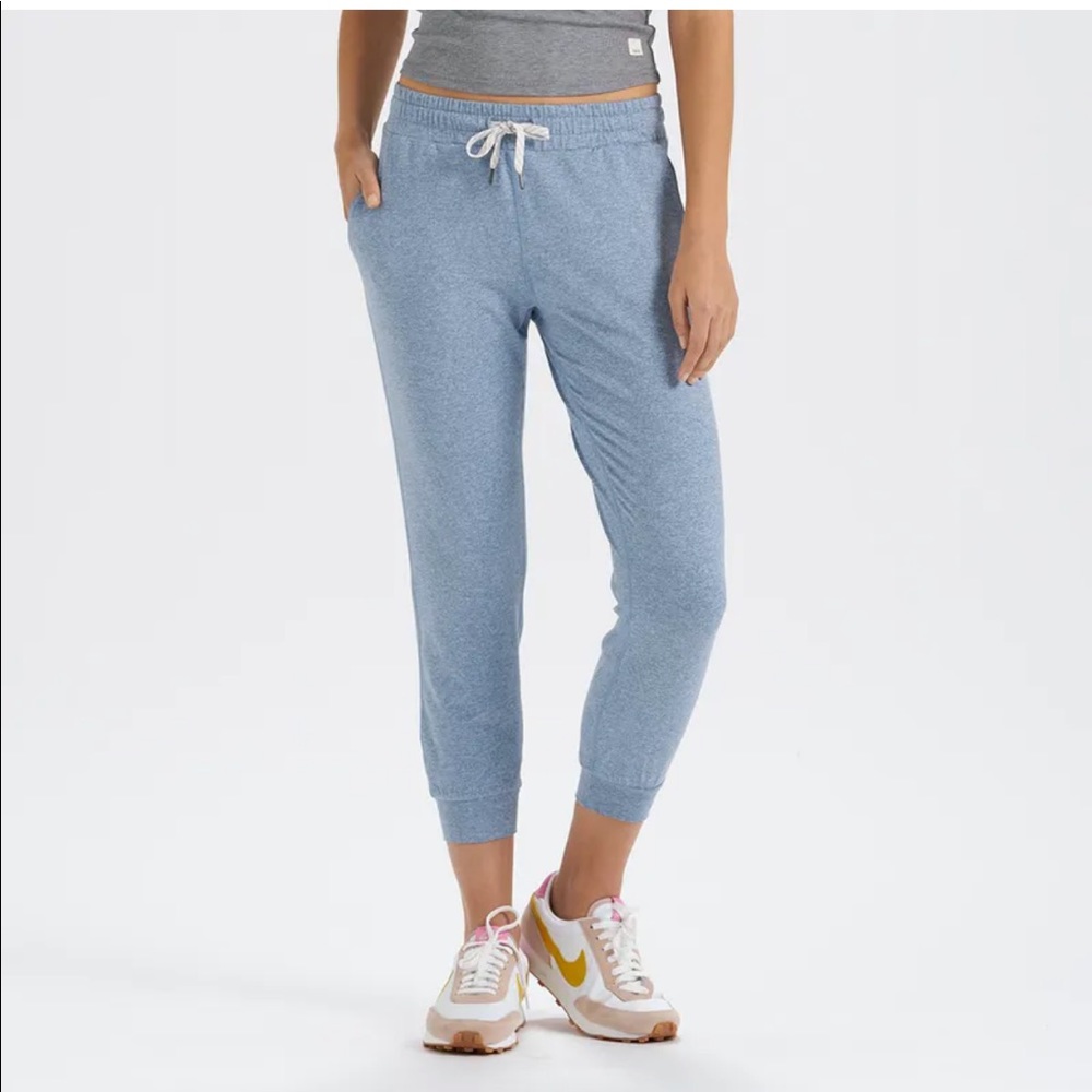 Vuori Performance Jogger in Cloud Heather - Picture 5 of 5